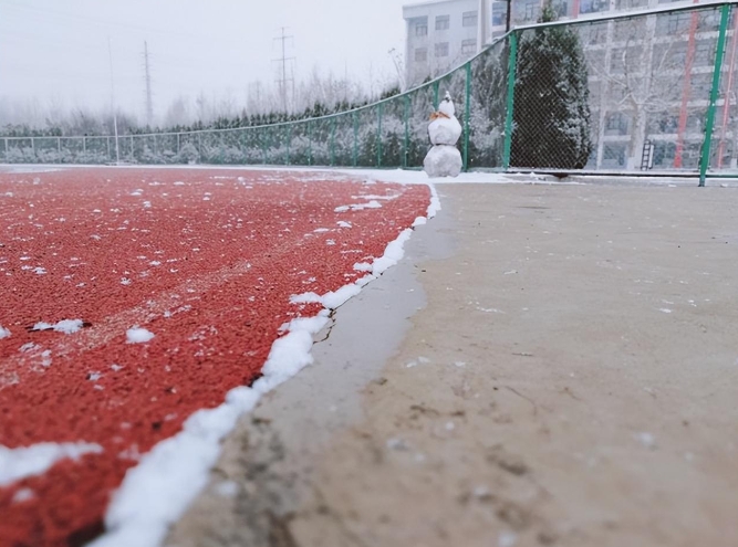 温度低于零下能修操场跑道吗